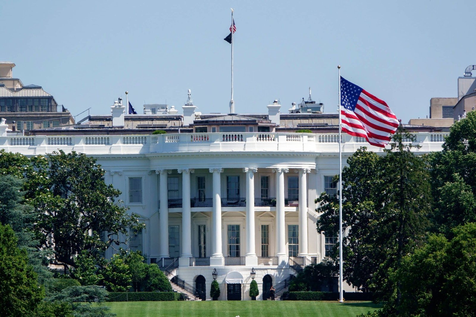 ट्रम्प ने व्हाइट हाउस 4 जुलाई के समारोह के दौरान विवादास्पद खर्च बिल पर हस्ताक्षर करने के लिए